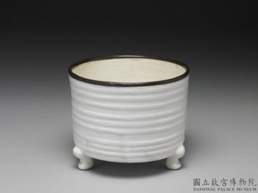 图片[2]-Zun vessel with linear pattern in white glaze, Jin to Yuan dynasty, 12th-14th century-China Archive